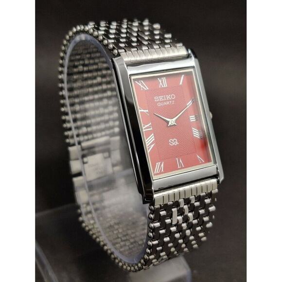 Vintage Style Seiko Quartz Mens Silver Watch & Red accents W/ Metal Strap - Picture 1 of 8